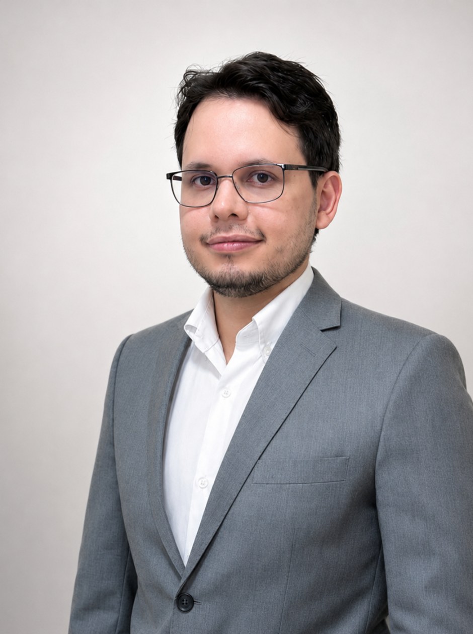 Dr. Guilhermes Cavalcante, neurologista, em jaleco branco